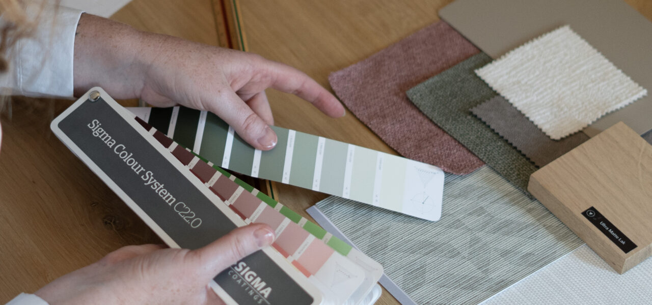 Foto van het uitzoeken van kleuren en materialen om de perfecte sfeer te bepalen.