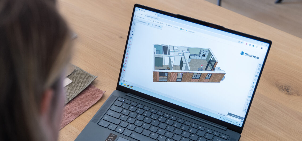 Foto van interieurontwerper aan het werk met 3D visualisatie in SketchUp